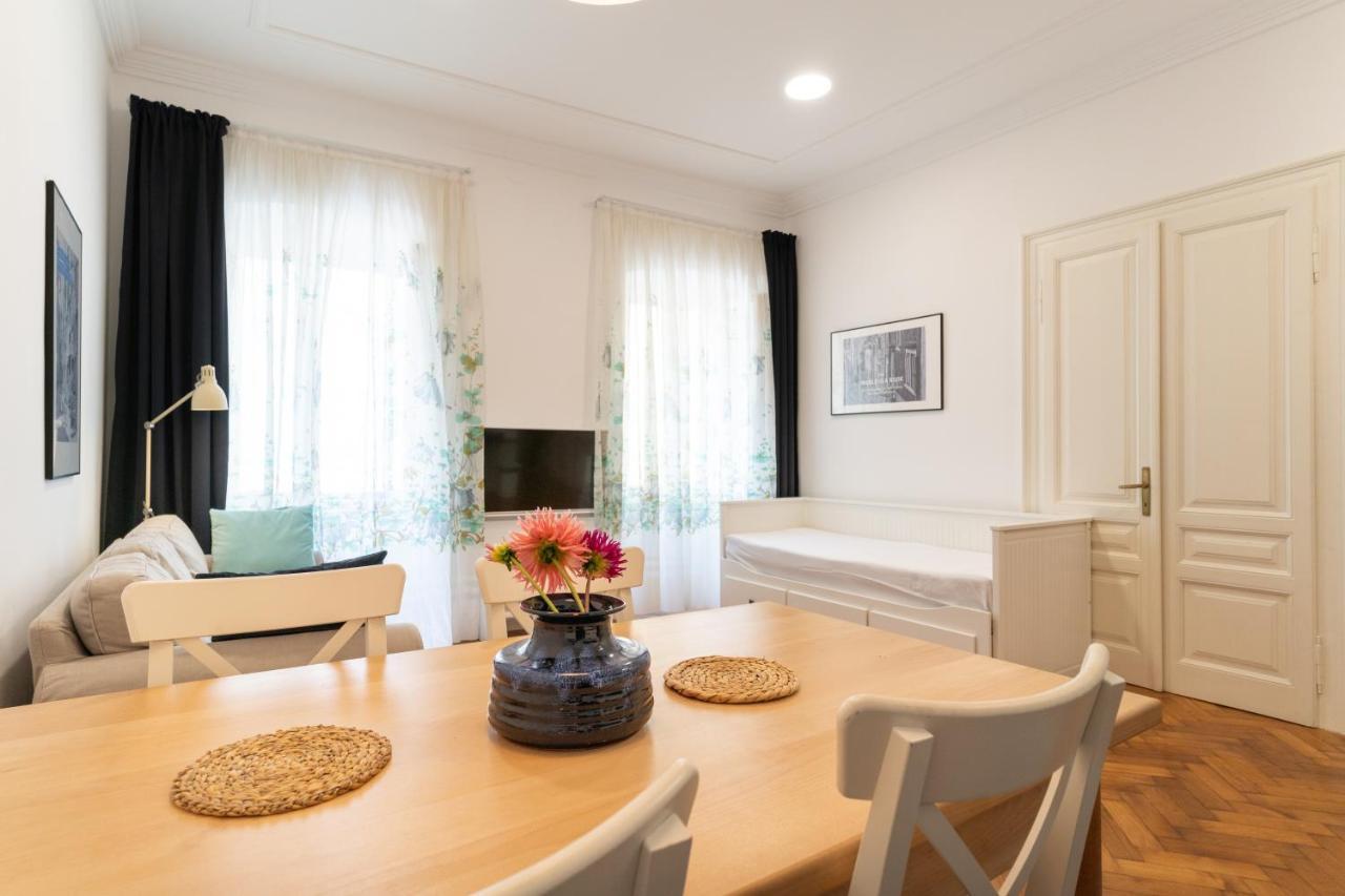 Mimi Carera Apartment & Room ロヴィニ エクステリア 写真